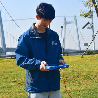 Detektor Air Bawah Tanah PQWT TC150 dengan Kedalaman 150m Layar Sentuh 7 Inci dan Frekuensi Tiga Kali Lipat untuk Survei Air Geofisika